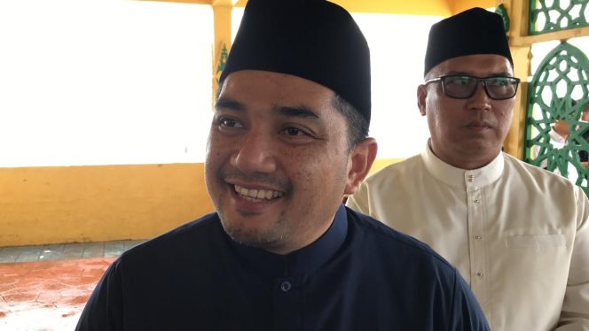 Ketua Komisi II DPR RI, Muhammad Rifqinizamy Karsayuda didampingi Wakil Gubernur Kepri, Nyanyang Haris Pratamura saat diwawancarai awak media di Pulau Penyengat. (Nzl)