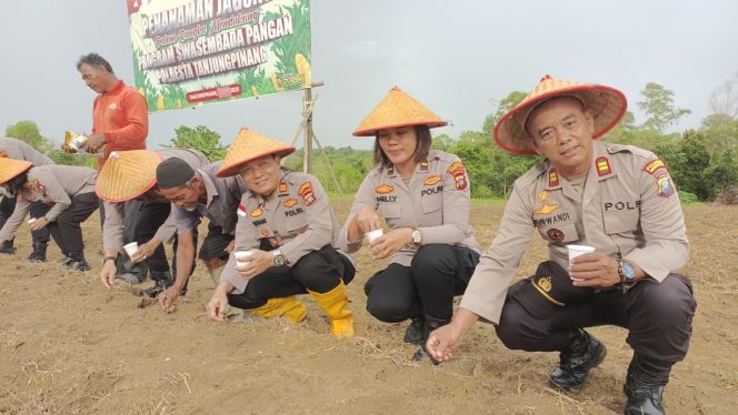 
					Jajaran Polresta Tanjungpinang saat melakukan penanaman jagung, di Kelurahan Kampung Bugis, Kecamatan Tanjungpinang Kota, Kota Tanjungpinang,  Jum'at (05/9/2025). (Humas Polresta Tanjungpinang)
