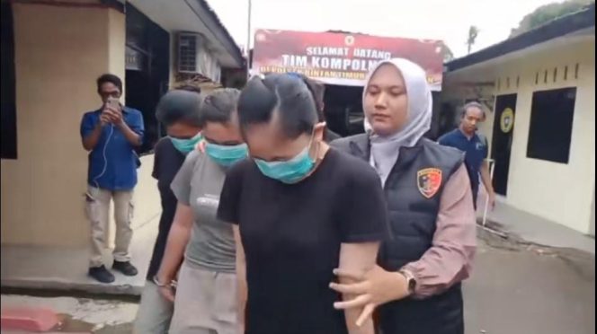 Anggota Polsek Bintan Timur saat amankan 3 tersangka penggelapan mobil rental di Bintan, Selasa (09/9/2025). (Istimewa)