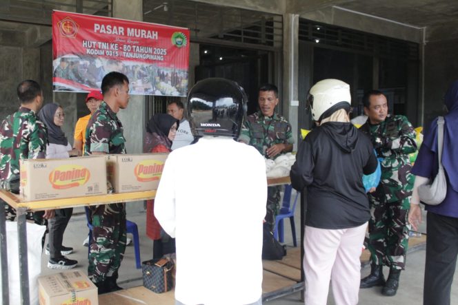 
					Kodim 0315/Tanjungpinang menggelar pasar murah di Pasar Sejati Kilometer 8 Atas, Kota Tanjungpinang, Minggu (14/9/2025). (Kodim 0315)