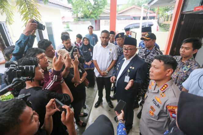 
					Kapolresta Tanjungpinang, Kombes Pol Hamam Wahyudi saat mendampingi Wali Kota Tanjungpinang, Lis Darmansyah diwawancarai awak media, setelah melakukan peninjauan Sekolah Rakyat, Ksmis (18/9/2025). (Humas Polresta Tanjungpinang)