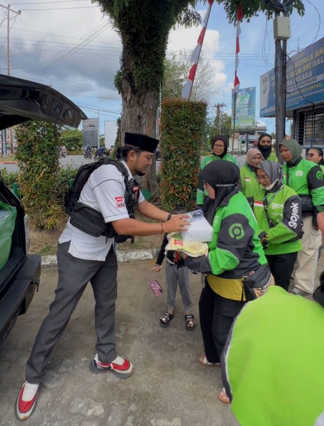 
					Personel Polresta Tanjungpinang, Bripka Zulhamsyah Putra saat Raiza Perut Lapar ke pengemudi Ojek Online, Jum'at,  (19/9/2025). (Istimewa)
