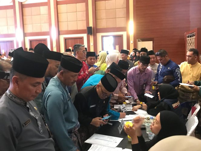 
					Ratusan Pegawai Pemerintah Provinsi Kepulauan Riau saat menjalani tes urine, di Aula Wan Seri Beni, Dompak Tanjungpinang, Senin (22/9/2025). (Nzl)