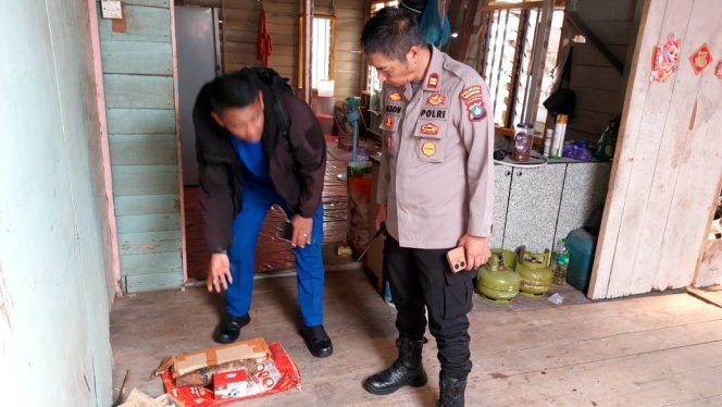 Kapolsek Tanjungpinang Barat saat melihat Mortir di rumah nelayan yang menemukan. (Istimewa)