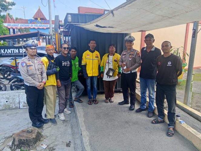 
					Anggota personel Satlantas Tanjungpinang. Saat memberikan himbauan kepada pengemudi ojek di Jalan H. Agus Salim,Tanjungpinang, Jumat (26/9/2025). (Humas Polres Tanjungpinang)