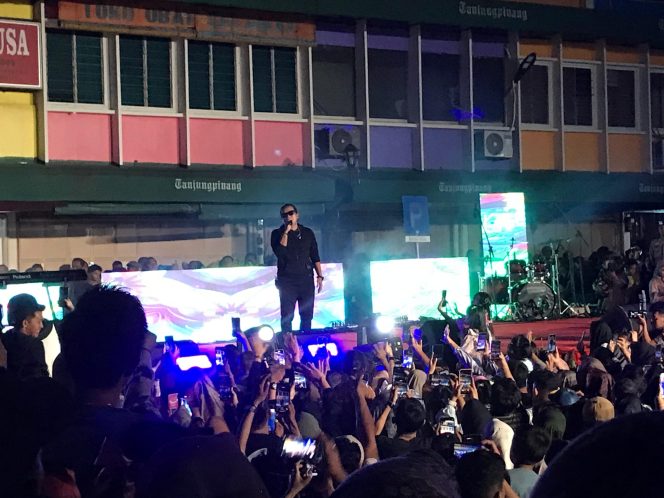 
					Suasana penyanyi Ipank ramaikan Festival Kemilau Nusantara 2025, di Jalan Merdeka, Tanjungpinang, Sabtu (27/9/2025). (Nzl)