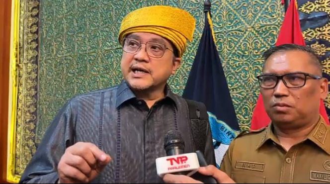 
					Wakil Ketua Komisi II DPR RI, Dede Yusuf Macan Effendi didampingi Wakil Gubernur Kepri, Nyanyang Haris Pratamura saat diwawancarai awak media, di Gedung Daerah Kepri,  Senin (29/9/2025). (Nzl)