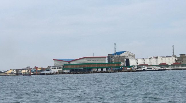 Suasana Pelabuhan Sri Bintan Pura, Tanjungpinang. (Nzl)
