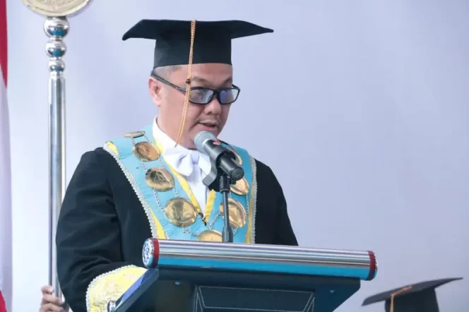
					Rektor UMRAH, Agung Dhamar Syakti saat sampaikan kata sambutan pada acara prosesi Wisuda Program Sarjana ke-XXV, Gedung Fakultas Ekonomi dan Bisnis Maritim (FEBM) dan Fakultas Keguruan dan Ilmu Pendidikan (FKIP) Kampus UMRAH Dompak, Sabtu (27/9/2025). (Humas UMRAH)