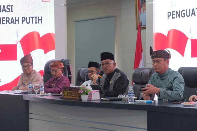 
					Wali Kota Tanjungpinang,  Lis Darmansyah saat menyampaikan kata sambutan pada pengurus KMP pada Rapat Koordinasi Penguatan Kopearsi Merah Putih, di Aula Kantor Wali Kota Tanjungpinang, Jumat (12/9/2025). (Diskominfo Kota Tanjungpinang)

