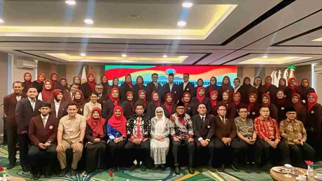 
					Wali Kota Tanjungpinang, Lis Darmansyah saat foto bersama seusai pelantikan pengurus Dewan Pimpinan Daerah (DPD) Persatuan Perawat Nasional Indonesia (PPNI) Kota Tanjungpinang periode 2025-2030, yang dilantik oleh Ketua DPW PPNI Provinsi Kepulauan Riau, di GAIA Ballroom Nite & Day Hotel Tanjungpinang, Sabtu (13/9/2025). (Diskominfo Kota Tanjungpinangf)
