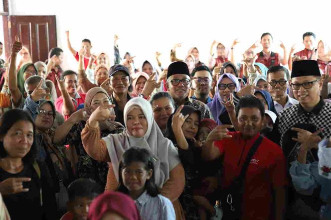 
					Wali Kota Tanjungpinang, Lis Darmansyah, saat foto bersama calon wali murid Sekolah Rakyat di Jalan Borobudur, Kamis (25/9/2025). (Diskominfo Kota Tanjungpinang)