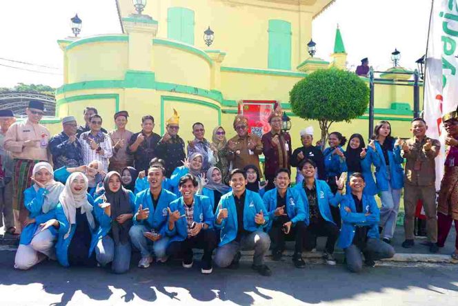 
					Wali Kota Tanjungpinang, Lis Darmansyah saat foti bersama masyarakat Pulau Penyengat dan Mahasiswa Universitas Maritim Raja Ali. (Diskominfo Kota Tanjungpinang) 