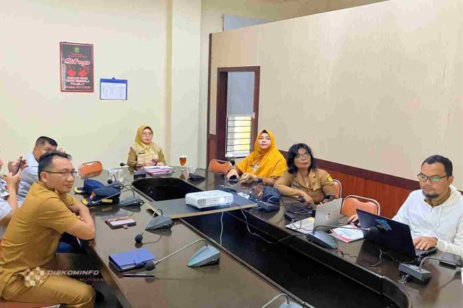 
					Pemko Tanjungpinang melalui bagian Perekonomian dan Sumber Daya Alam, saat mengikuti Rapat Koordinasi (Rakor) Pengendalian Inflasi bersama Kementerian Dalam Negeri Republik Indonesia yang digelar secara online di Ruang Rapat Asisten II, Kantor Wali Kota Tanjungpinang, Senin (08/9/2025). (Diskominfo Kota Tanjungpinang)