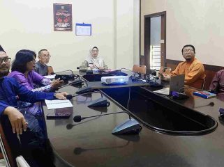 Pemerintah Kota Tanjungpinang saat mengikuti Rapat Koordinasi Pengendalian Inflasi oleh Kementerian Dalam Negeri (Kemendagri) RI secara hybrid di Ruang Rapat Asisten 2 Kantor Wali Kota Tanjungpinang, Selasa (23/9/2025). (Diskominfo Kota Tanjungpinang)