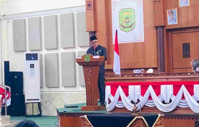 
					Wali Kota Tanjungpinang, Lis Darmansyah saat menyampaikan kata sambutan akhir Panitia Khusus (Pansus), pengambilan keputusan, serta penandatanganan bersama dengan Wali Kota Tanjungpinang terkait pengesahan Rancangan Peraturan Daerah (Ranperda) menjadi Peraturan Daerah (Perda), Jumat (12/9/2025). (Diskominfo Kota Tanjungpinang)