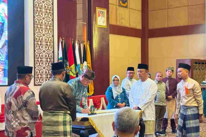 
					Sekretaris Daerah Kota Tanjungpinang, Zulhidayat, saat Penandatanganan Perjanjian Kerja Sama (PKS) antara Pemerintah dan DPRD Provinsi Kepri dengan Pemerintah dan DPRD Kabupaten/Kota se-Provinsi Kepri tentang Bantuan Biaya Pendidikan Dokter Spesialis – Subspesialis, Jum'at (12/9/2025). (Diskominfo Kota Tanjungpinang)