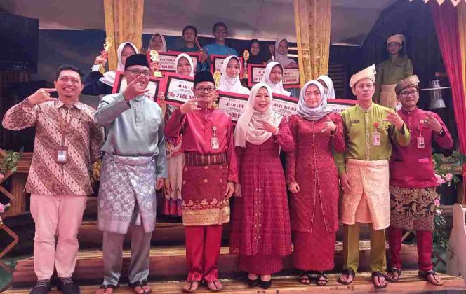 
					Wawako Tanjungpinang, Raja Ariza saat foto bersama siswa pada kegiatan Semarak Museum di Hatiku 2025 di Museum Sultan Sulaiman Badrul Alamsyah, Jumat (19/9/2025). (Diskominfo Kota Tanjungpinang)
