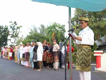 Wakil Wali Kota Tanjungpinang, Raja Ariza saat pimpin upacara memperingati Hari Jadi Ke-23 Provinsi Kepulauan Riau, di halaman kantor Wali Kota, Rabu (24/9/2025). (Diskominfo Kota Tanjungpinang)