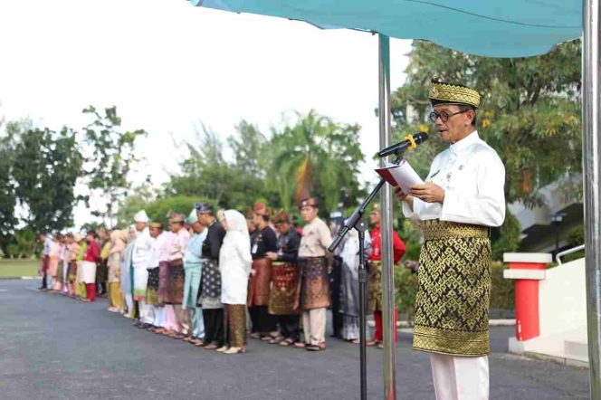 
					Wakil Wali Kota Tanjungpinang, Raja Ariza saat pimpin upacara memperingati Hari Jadi Ke-23 Provinsi Kepulauan Riau, di halaman kantor Wali Kota, Rabu (24/9/2025). (Diskominfo Kota Tanjungpinang)