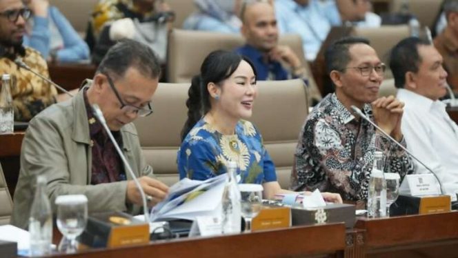 Kepala BP Batam ,Amsakar Achmad hadir didampingi Wakil Kepala BP Batam Li Claudia Chandra saat Rapat Dengar Pendapat (RDP) Komisi VI DPR RI, di Gedung Nusantara 1, Gatot Subroto, Jakarta, Selasa (09/9/2025). (BP Batam)