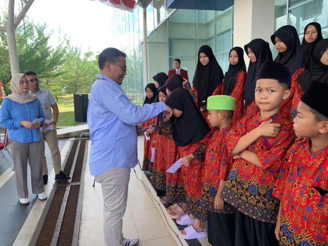 General Manager (GM) PT. Angkasa Pura Indonesia Kantor Cabang Bandara RHF Tanjungpinang, Agung Brahmantyo saat menyerahkan bantuan santunan kepada anak yatim