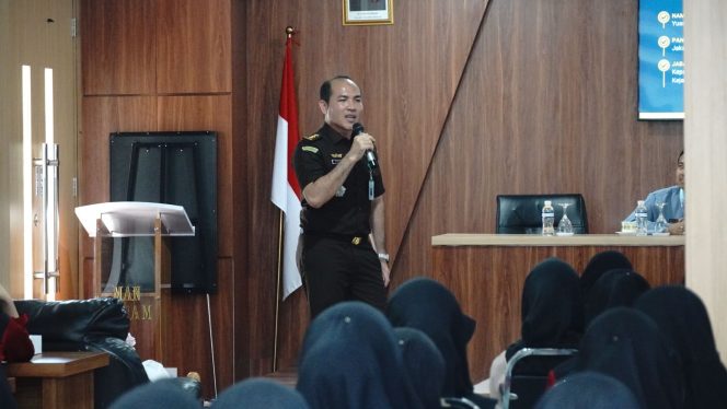 
					Kasi Penkum Kejati Kepri Yusnar Yusuf, saat paparkan materi NAPZA (Narkotika, Psikotropika dan Zat Adiktif di Masuk Sekolah di Madrasah Aliyah Negeri 1 Batam, Kamis (25/9/2025). (Kejaksaan Tinggi Kepri)