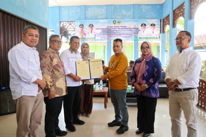 
					Gubernur Kepri, Ansar Ahmad di dampingi Wakil Gubernur Kepri, Nyanyang Haris Pratamura dan Ketua TP-PKK Kepri, Dewi Kumalasari saat serahkan dokimen Aset Pelabuhan Sei Tenam, ke Bupati Lingga, Minggu (07/9/2025). (Diskominfo Kepri)