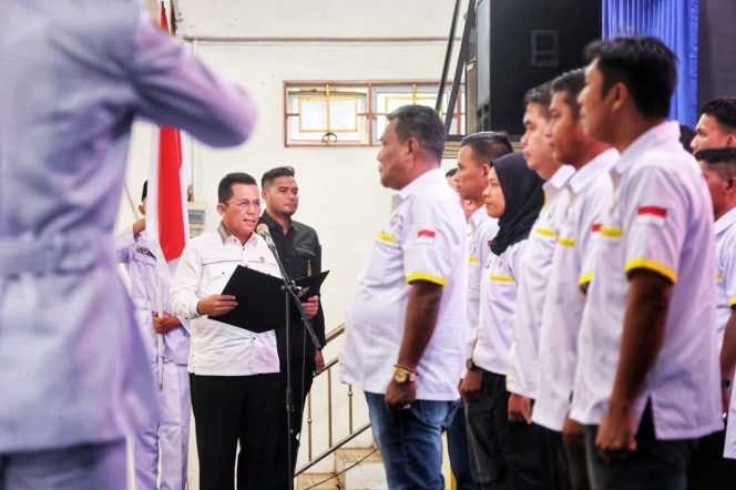 Gubernur Kepulauan Riau, Ansar Ahmad saat melantik pengurus Asosiasi Kabupaten (Askab) PSSI Lingga periode 2025–2029 di Gedung PSMTI Dabo Singkep, Minggu (07/9/2025). (Diskominfo Kepri)