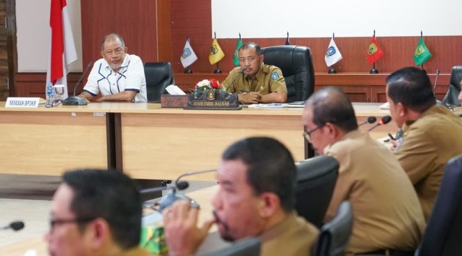 Sekretaris Daerah Provinsi Kepulauan Riau Adi Prihantara, saat memimpin rapat persiapan Hari Jadi Kepri ke-23 di Ruang Rapat Utama Lantai 4, Kantor Gubernur Kepri, Dompak, Selasa (16/9/2025). (Diskominfo Kepri)