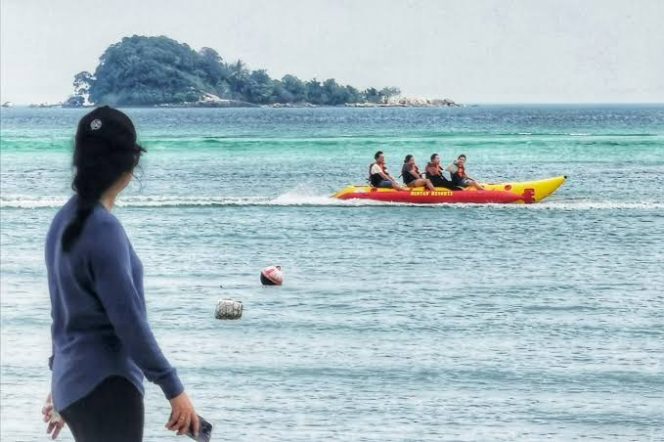 
					Suasana wisatawan bermaian banana boat di salah satu Pantai Kawasan Lagoi, Bintan. (Diskominfo Kepri)