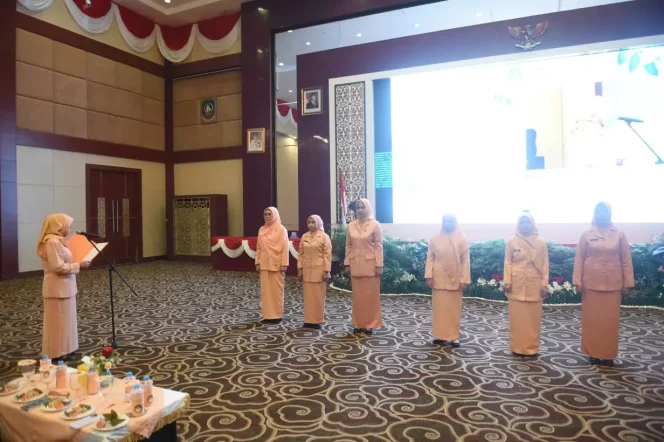 
					Ketua DWP Provinsi Kepri, Nong Rochaiza Adi Prihantara saat melantikPengurus Dharma Wanita Persatuan (DWP) Instansi Pemerintah Provinsi Kepulauan Riau serta DWP Kabupaten/Kota se-Provinsi Kepulauan Riau resmi dikukuhkan untuk masa bakti 2024–2029, di Aula Wan Seri Beni, Dompak, Selasa (09/9/2025). (Diskominfo Kepri)
