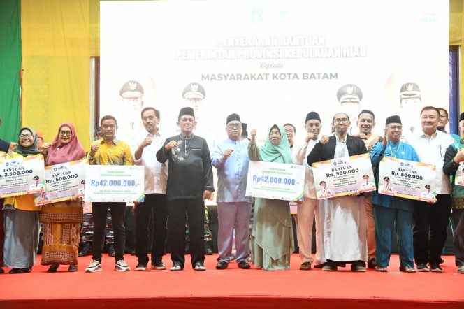 
					Gubernur Kepri, Ansar Ahmad saat serahkan bantuan kepada masyarakat Batam,  di Ballroom Restoran Golden Prawn Bengkong, Kota Batam, Jumat (26/9/2025). (Diskominfo Kepri)