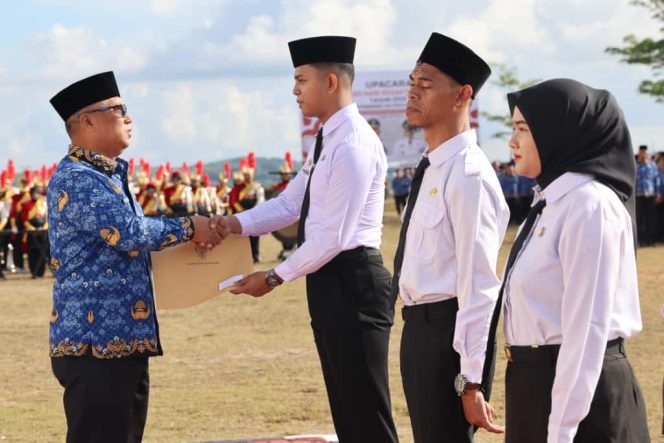 Wakil Gubernur Kepri, Nyanyang Haris Pratamura saat menyerahkan SK secara simbolis kepada CPNS dan PPPK, di halaman Kantor Gubernur Kepri,  Rabu (01/10/2025). (Diskominfo Kepri)