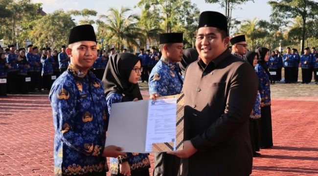 Bupati Bintan, Roby Kurniawan saat melantik PPPK dan CPNS dihalaman Kantornya. (Nzl)