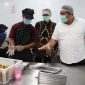 Bupati Bintan saat Meninjau Dapur Program Makan Bergizi di Kecamatan Bintan Utara tepatnya di jalan Mekar Sari, Kelurahan Tanjung Uban Selatan, Rabu (01/10/2025). (Diskominfo Bintan)