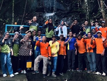 Dinas Kebudayaan dan Pariwisata (Disbudpar) saat foto bersama pada kegiatan Gerakan Wisata Bersih (GWB) di kawasan wisata Gunung Bintan, Kamis, (02/10/2025). (Diskominfo Bintan)