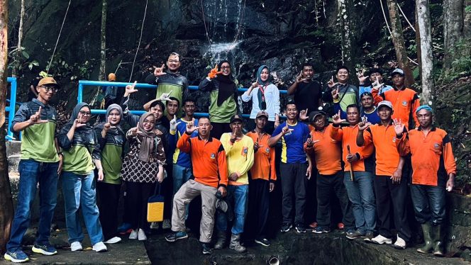 
					Dinas Kebudayaan dan Pariwisata (Disbudpar) saat foto bersama pada kegiatan Gerakan Wisata Bersih (GWB) di kawasan wisata Gunung Bintan, Kamis, (02/10/2025). (Diskominfo Bintan)