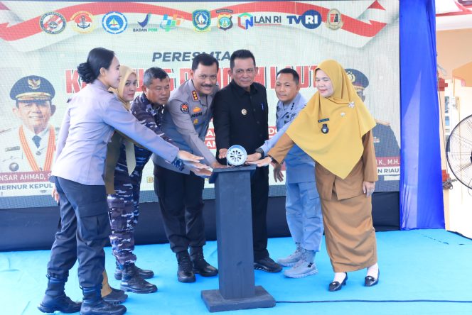 akil Bupati Bintan, Deby Maryanti mendampingi Gubernur Kepulauan Riau Ansar Ahmad saat melalukan Launching Kampung Pangan Laut (KAPAL) di Desa Pengudang, Kecamatan Teluk Bintan Senin (06/10/2025). (Diskominfo Bintan)