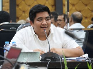 Bupati Bintan, Roby Kurniawan saat menyampaikan kata sambutan pada pelaksanaan Ekspose Hasil Kajian Pemekaran Kecamatan Bintan Timur, di Ruang Rapat II Bandar Seri Bentan Rabu (15/10/2025). (Diskominfo Bintan)