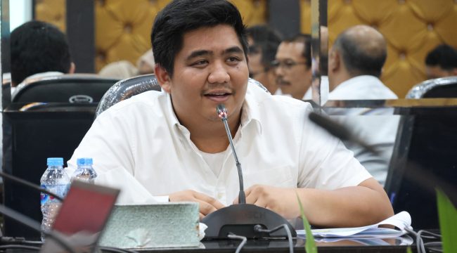 Bupati Bintan, Roby Kurniawan saat menyampaikan kata sambutan pada pelaksanaan Ekspose Hasil Kajian Pemekaran Kecamatan Bintan Timur, di Ruang Rapat II Bandar Seri Bentan Rabu (15/10/2025). (Diskominfo Bintan)