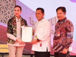 Gubernur Kepri, Ansar Ahmad saat menyerahkan sertifikat Lahan Pusat Kreasi Destinasi Pariwisata di Kawasan Gurindam 12, Kota Tanjungpinang kepada Menpar RI Widiyanti Putri Wardhana saat berkunjung ke Pulau Penyengat, Kamis (16/10/2025). (Diskominfo Kepri)