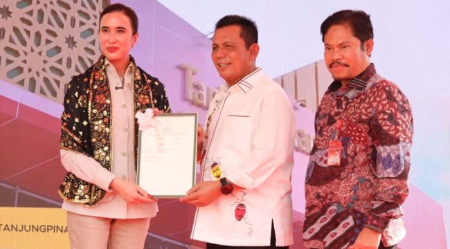 Gubernur Kepri, Ansar Ahmad saat menyerahkan sertifikat Lahan Pusat Kreasi Destinasi Pariwisata di Kawasan Gurindam 12, Kota Tanjungpinang kepada Menpar RI Widiyanti Putri Wardhana saat berkunjung ke Pulau Penyengat, Kamis (16/10/2025). (Diskominfo Kepri)