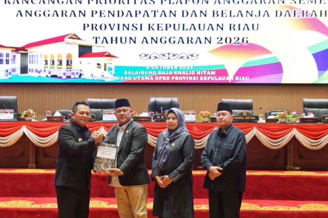
					Suasan Gubernur Kepri, Ansar Ahmad saat menyerahkan dokumen Rancangan KUA PPAS APBD Kepri tahun 2026 kepada Ketua DPRD Kepri, Iman Sutiawan,  di Ruang Paripurna Kepri, Senin (06/10/2025). (Diskominfo Kepri)