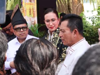 Kepala BPJPH, Haikal Hasan, Menpar RI, Widiyanti Putri Wardhana bersama Gubernur Kepri, Ansar Ahmad dalam kunjungannya ke Pulau Penyengat, Tanjungpinang, Kamis (16/10/2025). (Diskominfo Kepri)