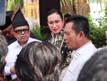 Kepala BPJPH, Haikal Hasan, Menpar RI, Widiyanti Putri Wardhana bersama Gubernur Kepri, Ansar Ahmad dalam kunjungannya ke Pulau Penyengat, Tanjungpinang, Kamis (16/10/2025). (Diskominfo Kepri)