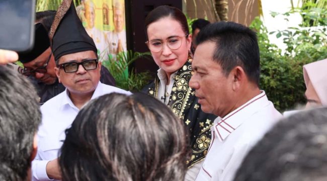 Kepala BPJPH, Haikal Hasan, Menpar RI, Widiyanti Putri Wardhana bersama Gubernur Kepri, Ansar Ahmad dalam kunjungannya ke Pulau Penyengat, Tanjungpinang, Kamis (16/10/2025). (Diskominfo Kepri)