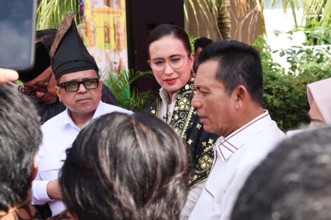 
					Kepala BPJPH, Haikal Hasan, Menpar RI, Widiyanti Putri Wardhana bersama Gubernur Kepri, Ansar Ahmad dalam kunjungannya ke Pulau Penyengat, Tanjungpinang, Kamis (16/10/2025). (Diskominfo Kepri)