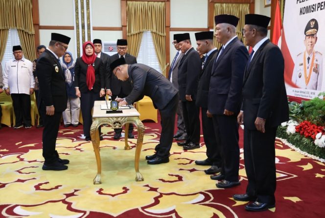 Wakil Gubenur Kepri, Nyanyang Haris Pratamura saat melantik Komisi Penyiaran Indonesia Daerah (KPID) Kepri periode 2025–2028, Selasa (21/10/2025). (Diskominfo Kepri)