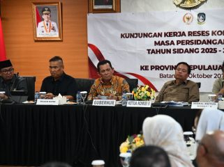 Gubernur Kepri, Ansar Ahmad saat terima kunjungan kerja Komisi V DPR RI didampingi Wakil Gubernur Kepri, Nyanyang Haris Pratamura,  di Graha Kepri, Batam Centre, Rabu (29/10/2025). (Diskominfo Kepri)